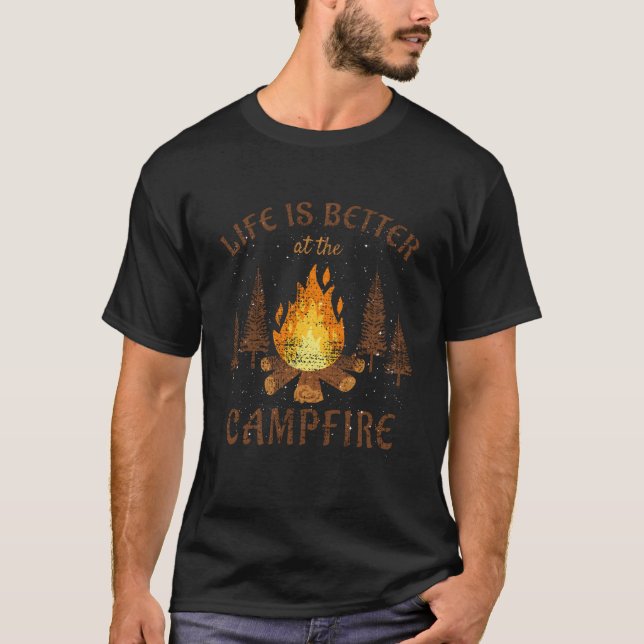 Camping - Livet är bättre i Campfire T Shirt (Framsida)