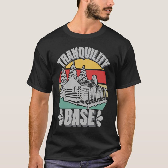 Camping Log Cabin Tranquility Base Camper  Vacatio T Shirt (Framsida)