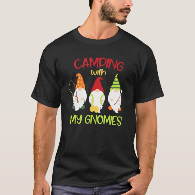 Camping med mina Gnomies Camp Camper Fiske Vandra  T Shirt (Framsida)