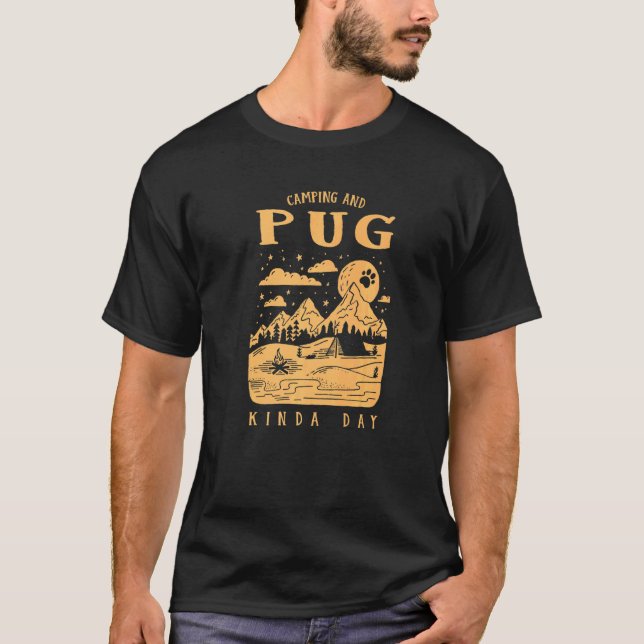 Camping Och Mops Lite Dag Mops Hund Kinesisk Mops T Shirt (Framsida)