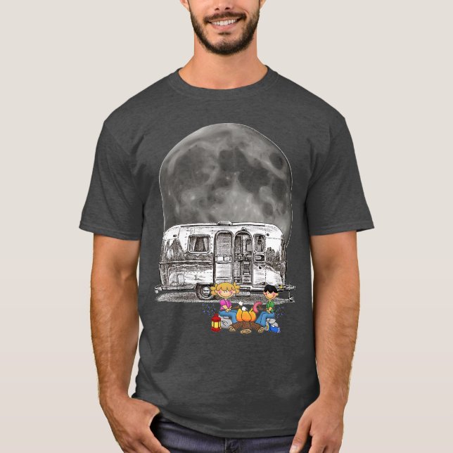Camping out in an Airstream under the Moonlight T Shirt (Framsida)