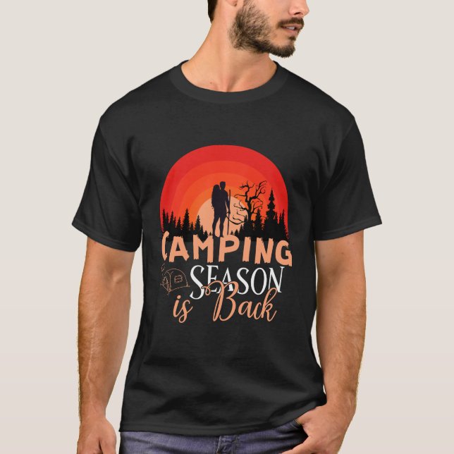 Camping Season Is Back Retro Sunset Outdoor Advent T Shirt (Framsida)