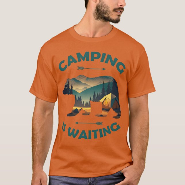 Camping väntar rolig björn Camper present T Shirt (Framsida)