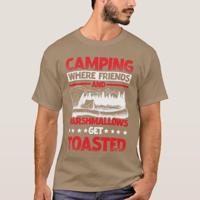 Camping where Friends and Marshmallowsoast T Shirt (Framsida)