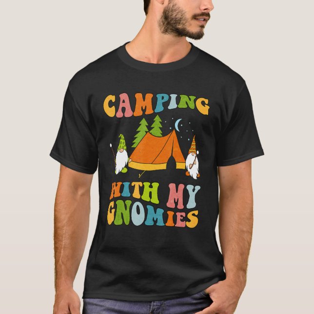 Camping with my Gnomies Gnome Camp Campfire Groov T Shirt (Framsida)