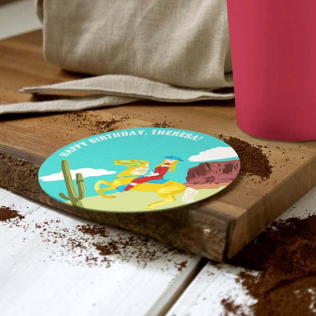 Campy Western Cowgirl on Horse Custom Birthday Underlägg Papper Rund (Skapare uppladdad)