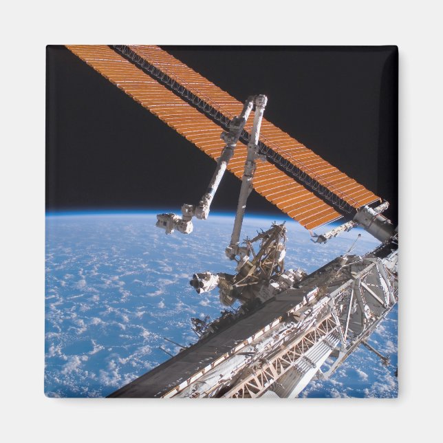 Canadarm2 och vingar på solmatrispanelen magnet (Framsidan)
