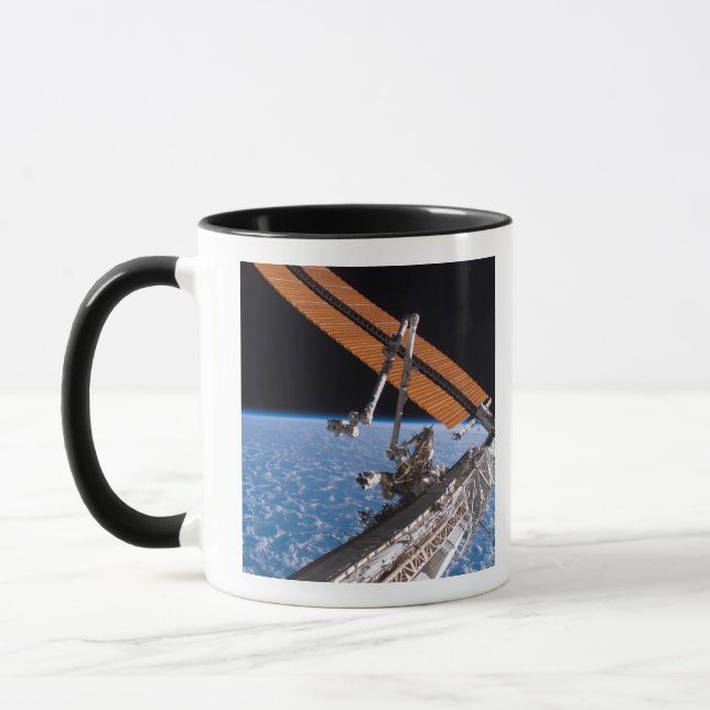 Canadarm2 och vingar på solmatrispanelen mugg (Vänster)