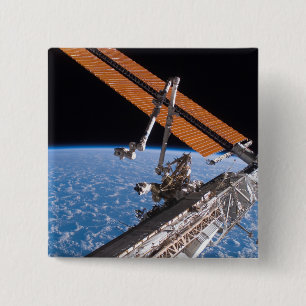 Canadarm2en och den sol- samlingpanelvingar knapp