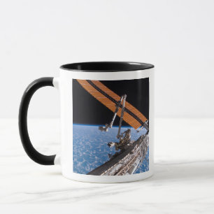 Canadarm2en och den sol- samlingpanelvingar mugg