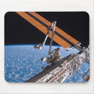 Canadarm2en och den sol- samlingpanelvingar musmatta