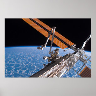 Canadarm2en och den sol- samlingpanelvingar poster
