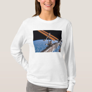 Canadarm2en och den sol- samlingpanelvingar t-shirt