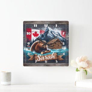 Canadian Beaver in Vatten with Logs nära bergen Fyrkantig Klocka
