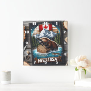 Canadian Beaver on Log with Mountain Background Fyrkantig Klocka