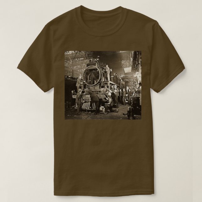 Canadian Pacific Steam Locomotive Under Repair T Shirt (Design framsida)