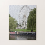 Canal Boat and Ferris Wheel, River Avon England UK Pussel<br><div class="desc">Puzzle har ett originalfoto av en kanalbåt och ett ferrishjul längs floden Avon i Stratford On Avon, Warwickshire, Förenade kungariket. Det finns också många fler illustrerade och fotopussel från den här butiken. Om du inte ser pusslet du är tittar för, kontakta Rebecca för att få något designat bara för dig!...</div>