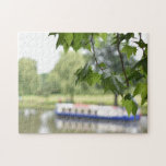 Canal Boat och Träd vid Avon England UK Pussel<br><div class="desc">Pussel har ett originalfoto av en kanalbåt och spola grönt träd på Avon i Stratford On Avon, Warwickshire, Förenade kungariket. Det finns också många fler illustrerade och fotopussel från den här butiken. Om du inte ser pusslet du är tittar för, kontakta Rebecca för att få något designat bara för dig!...</div>