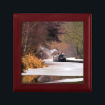 CANALS SMYCKESKRIN<br><div class="desc">Kanalbåtar, som i Förenade kungariket kallas smalbåtar, användes ursprungligen för att transportera varor runt land. De används nu främst för fritid och lockar människor från hela världen att njuta av vår landsbygd. Dessa båtar ser mycket söt ut med sina ljusa färgader, traditionellt blåa, röda eller grönt. Blommor och slottsdesigner är...</div>