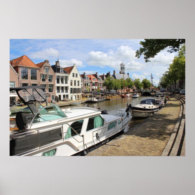 Canalside View, Dokkum, Nederländerna Poster (Framsidan)