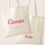 Cancún Bachelorette Party Personlig Tote Bag Tygkasse<br><div class="desc">Få party att börja med den här personligen från Cancún med bachelorette Party retro rosa till säcken. Det här trendiget är utformat så att du får en Bachelorette-stad i ett snyggt-återbildningsteckensnitt, med gott om utrymme för anpassning med bridens namn och datum. Perfekt lägger till lite roligt och fläkt i din...</div>