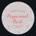 Candy cane Peppermint Bark Homemade jul märkre Runt Klistermärke<br><div class="desc">Det här klistermärket är designat att fästa på DIY-gåvor till helgdagarna. Den har en grått- och rosa-design som är komplett med polkagrisar, snö, stjärnor och snöflingor. Det skulle vara perfekt att märka flaskor eller Mason burk fylld med Candy cane Fudge, Hett Chocolate eller Peppermint Bark som en vanlig julklapp. Alternativt...</div>