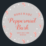 Candy cane Peppermint Bark Homemade jul märkre Runt Klistermärke<br><div class="desc">Det här klistermärket är designat att fästa på DIY-gåvor till helgdagarna. Den har en grått- och rosa-design som är komplett med polkagrisar, snö, stjärnor och snöflingor. Det skulle vara perfekt att märka flaskor eller Mason burk fylld med Candy cane Fudge, Hett Chocolate eller Peppermint Bark som en vanlig julklapp. Alternativt...</div>