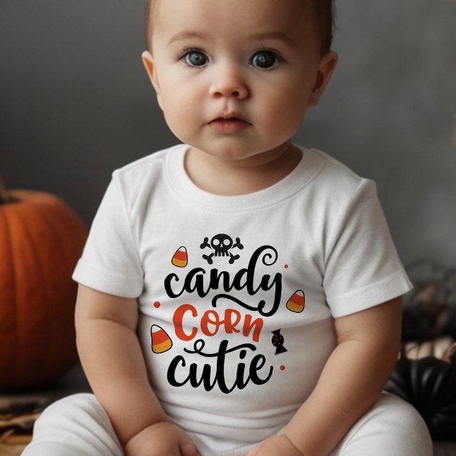 Candy corn Cutie Halloween Roligt & Festive T Shirt (Dress your little one in spooky-cute style this Halloween with our adorable baby Halloween t-shirt!)