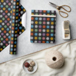 Candy Färg på Black Pixel Snowflake Mönster Presentpapper<br><div class="desc">Ett klassiskt vintermotiv från sticka-våten iselsötare får en modern vändning med detta pixelerade snöflingor mönster i klarbent rosa, saftig orange, mynta grönt, himlar blå och lilac lila och vit på svart. Lägg dina helgdag i en varm och glad förpackning papper för att få helgdag till vänner och familj. Om du...</div>