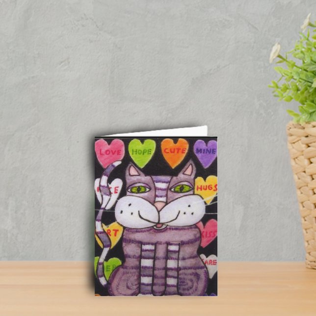 Candy Heart Lila Alla Hjärtansdags Katt Helgkort (Fun Valentine Purple striped cat Colourful candy hearts on black notecard.)