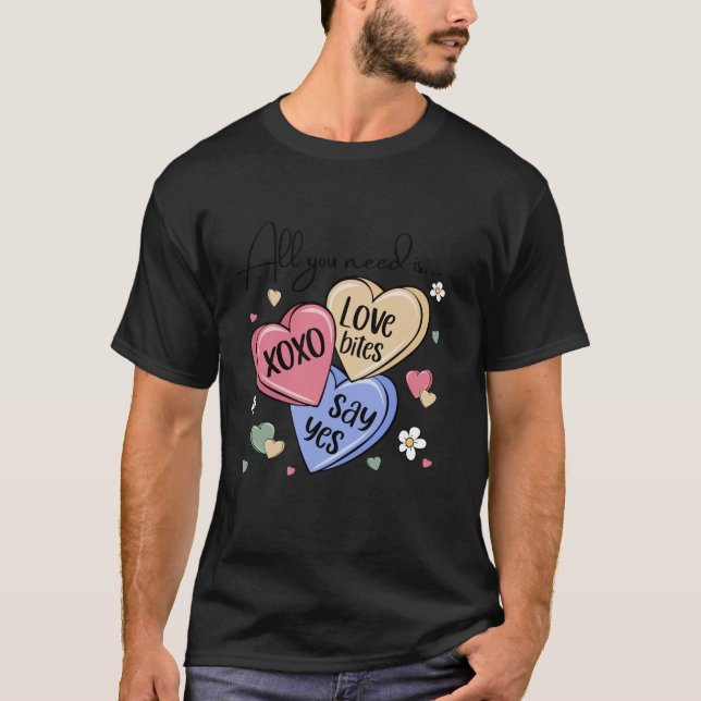 Candy Sweet Hearts Allt du behöver är Kärlek Valen T Shirt (Framsida)