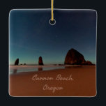 Cannon Beach Oregon Haystack Sten Julgransprydnad Keramik<br><div class="desc">Cannon Beach Oregon Haystack RockBeful nattfoto med stjärnor över havet.</div>