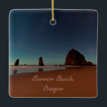 Cannon Beach Oregon Haystack Sten Julgransprydnad Keramik<br><div class="desc">Cannon Beach Oregon Haystack RockBeful nattfoto med stjärnor över havet.</div>