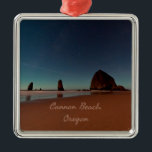 Cannon Beach Oregon Haystack Sten Julgransprydnad Metall<br><div class="desc">Cannon Beach Oregon Haystack-foto av stranden vid Sten med stjärnor över havet.</div>