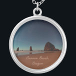 Cannon Beach Oregon Haystack Sten Silverpläterat Halsband<br><div class="desc">Cannon Beach Oregon Haystack RockBeful nattfoto med stjärnor över havet.</div>