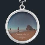 Cannon Beach Oregon Haystack Sten Silverpläterat Halsband<br><div class="desc">Cannon Beach Oregon Haystack RockBeful nattfoto med stjärnor över havet.</div>