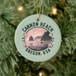 Cannon Beach Retro Vignette Julgransprydnad Keramik<br><div class="desc">Snyggt behåller ornament och har en vatten-vy med rosa i stil eller på bakgrunden till grönten i Cannon Beach.</div>