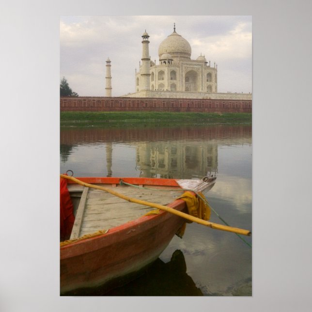 Canoe i vatten med Taj Mahal, Agra, Indien Poster (Framsidan)