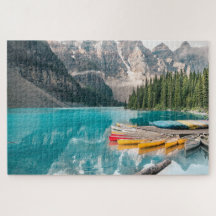 Canoes on Moraine Sjö Banff National Park Canada