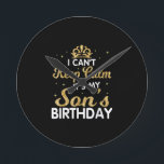 Cant Behålla Lugn min son Birthday Gift för son Rund Klocka<br><div class="desc">Cant Behålla Lugn min son födelsedag

Gör en underbarare gåva till sonen till en gravid mamma. Gör också en underbarare gåva till en sons födelsedag.
Den här största sonen Design är en Underbarare presentidé för snart stora söner. Lustigt gåva till en son att vara,  gravid och babyduschar.</div>