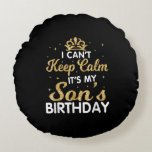 Cant Behålla Lugn min son Birthday Gift för son Rund Kudde<br><div class="desc">Cant Behålla Lugn min son födelsedag

Gör en underbarare gåva till sonen till en gravid mamma. Gör också en underbarare gåva till en sons födelsedag.
Den här största sonen Design är en Underbarare presentidé för snart stora söner. Lustigt gåva till en son att vara,  gravid och babyduschar.</div>