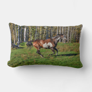 Cantering Pinto Paint Horse & Träd Equine Photo Lumbarkudde