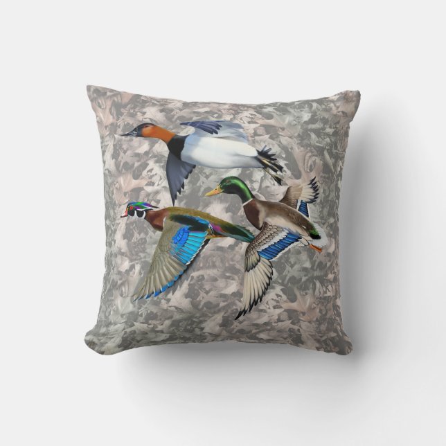 Canvasback, Mallard and Wood Ducks Flying Kudde (Framsida)