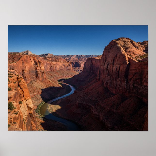 Canyon Majesty: Slingrande flod genom röda klippor Poster (Framsidan)