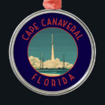 Cape Canaveral Florida Retro Distress Circle Julgransprydnad Metall<br><div class="desc">Kap Canaveral retro-vektorns färddesign. Kap Canaveral är en stad vid Floridas atlantgräns kusten. Kennedy Space Center,  norr om staden,  har en NASA-simulering för uppskjutning av skyttel och astronaut memorabilia.</div>