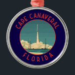 Cape Canaveral Florida Retro Distress Circle Julgransprydnad Metall<br><div class="desc">Kap Canaveral retro-vektorns färddesign. Kap Canaveral är en stad vid Floridas atlantgräns kusten. Kennedy Space Center,  norr om staden,  har en NASA-simulering för uppskjutning av skyttel och astronaut memorabilia.</div>