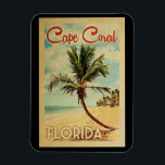 Cape Coral Handflatan Träd Vintage resor Magnet<br><div class="desc">En unik och modern Kap Coral Florida-konsttryckning i mitten av århundradet i vintage resor poster stil. Den har en böjd handflatan träd på sandstranden med hav under ett blått grumligt himlar.</div>