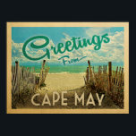 Cape May Beach Vintage resor Poster<br><div class="desc">I Hälsning från Cape May-vintagen finns en sandstrand med vackra turkoshavet vatten och över havet,  ett blå himmel med giftiga vita moln. I vintage resor stil.</div>