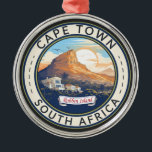 Cape Town South Afrika Travel Art Badge Julgransprydnad Metall<br><div class="desc">Kapstadens retro-vektorresedesign. Kapstaden är en hamnstad på sydvästra kusten i södra Afrikan,  på en peninsula under det påtvingade Bord-berget.</div>
