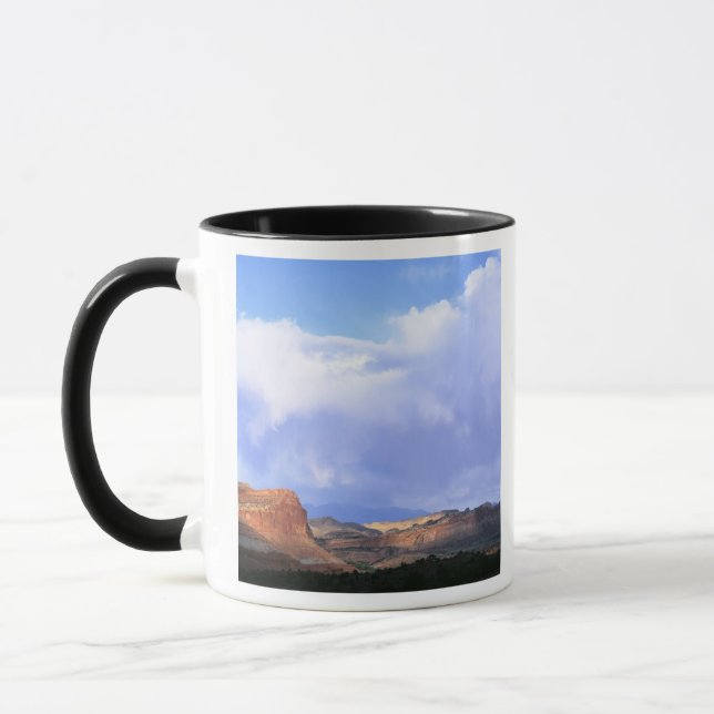 Capitol Reef National Park, Utah. USA. Cumulus Mugg (Vänster)